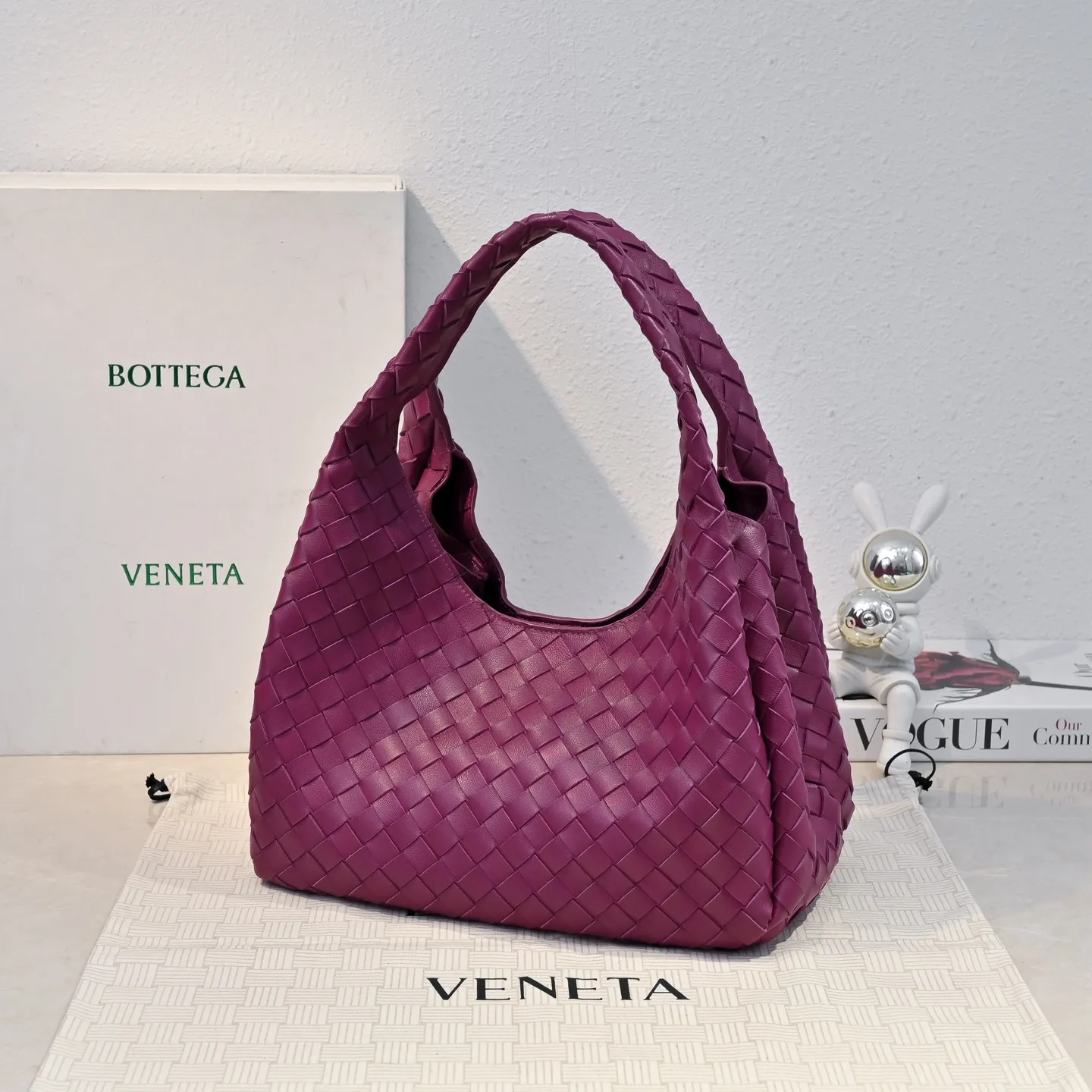Batch 2160 new products are coming! BOTTEGA VENETA Bottega Veneta's 2025 new Campana shoulder bag is on the market~ First of all, I would like to praise the weight of this bag. As a not too small bag, it is very light for daily use. For people like me who need to carry a lot of belongings when going out, this advantage is great, and it greatly reduces the burden of traveling. 🛍️The shape is a bit like a combination of parachute and jodie. The blunt triangle shape is cute and honest. Carrying it on your back when going shopping is a good mood accelerator. The handles and body of the bag are both classic weaves. A tie is added to the original open design. If it is not tied up, the bag will look like a small vegetable basket when carried. Style number: 4249 Size: 33*20*16.5cm